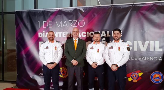 Tres voluntarios de Santa Marta reciben en Moncada la Cruz al Mérito de Protección Civil