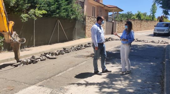 El Ayuntamiento renueva la red de agua en el Camino de Calvarrasa para acabar con las roturas