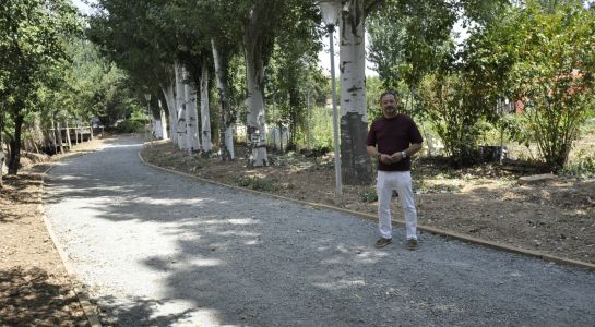 Los alumnos del Programa Mixto 'Mejora de espacios públicos y edificios municipales' acondicionan en la camino peatonal del arroyo Requesenes