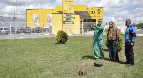El Ayuntamiento amplía la zona de riego por aspersión en el parque ubicado junto a Supeco