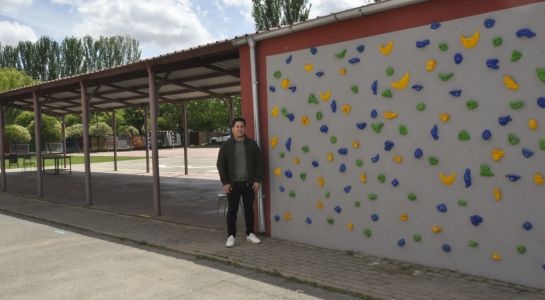 El Ayuntamiento habilita el primer rocódromo en el patio exterior del Colegio Carmen Martín Gaite