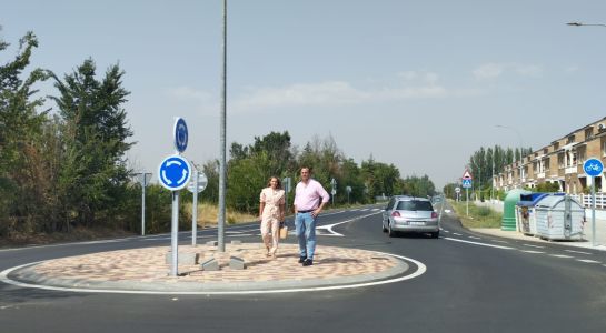 Finaliza la construcción de una rotonda en el acceso a las urbanizaciones Almendares, Los Olivos y Los Sauces