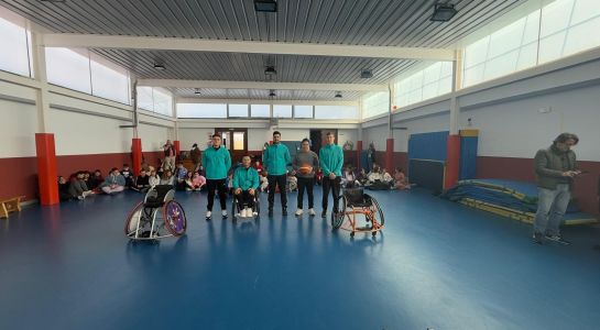Los alumnos del Colegio San Blas participan en una jornada de sensibilización de baloncesto en silla de ruedas