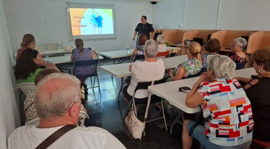 Los mayores de Santa Marta participan en una charla y degustación de morcilla y farinato