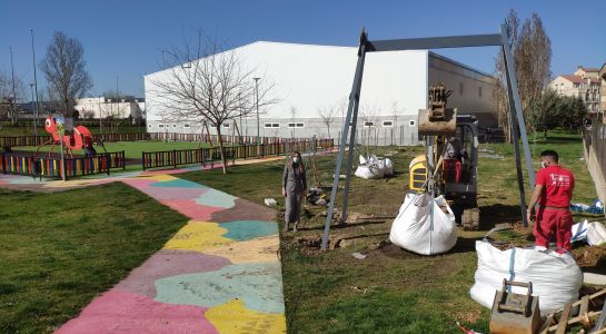 Instalación de una nueva tirolina en el parque de la Avenida Valladolid