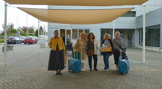 La plaza de los Abuelos y Abuelas ya cuenta con un espacio de sombra gracias a la instalación de un nuevo toldo