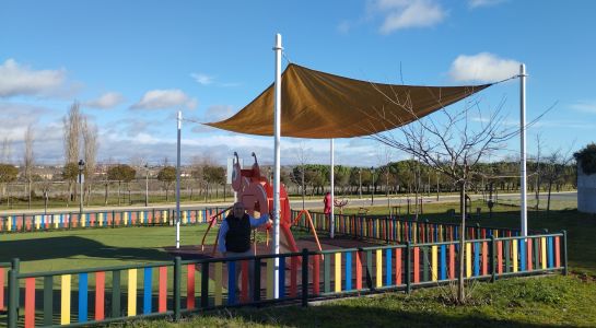 Nuevos toldos de protección para el parque infantil de la avenida Aldebarán