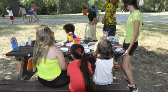 22 jóvenes del voluntariado 'Tormes limpio' enseñan a los más pequeños a hacer cajas nido