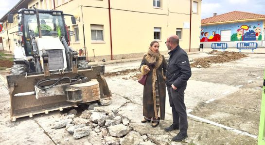 El Ayuntamiento repara la tubería ubicada en el acceso al Colegio San Blas